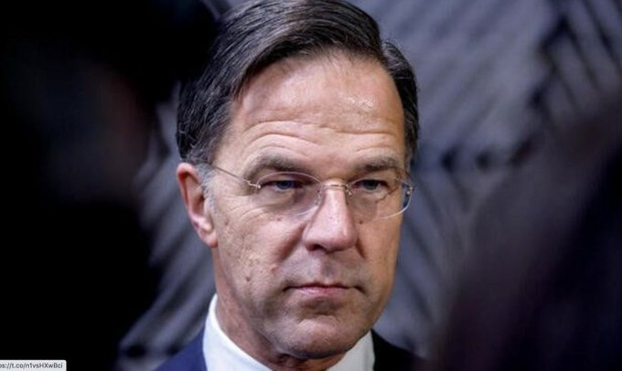 Onrecht2's tweet photo. Hij wil graag blijven om de problemen op te lossen. Ten eerste is hij de veroorzaker van alles. En ten tweede hij doet helemaal niets. Alleen maar uitstel, liegen en bedriegen. Er komt niets goeds voort uit zijn beleid.
Mark Rutte https://t.co/fsXjq96OFP