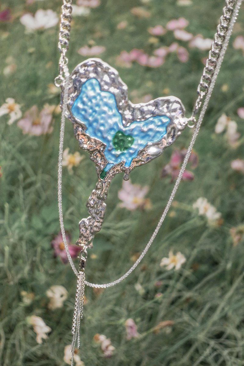 oinicio_office's tweet image. heart is a glass vessel containing
the slender carcass of spring ❤️ #silverjewellery
#jewelry #oinicio #necklaces