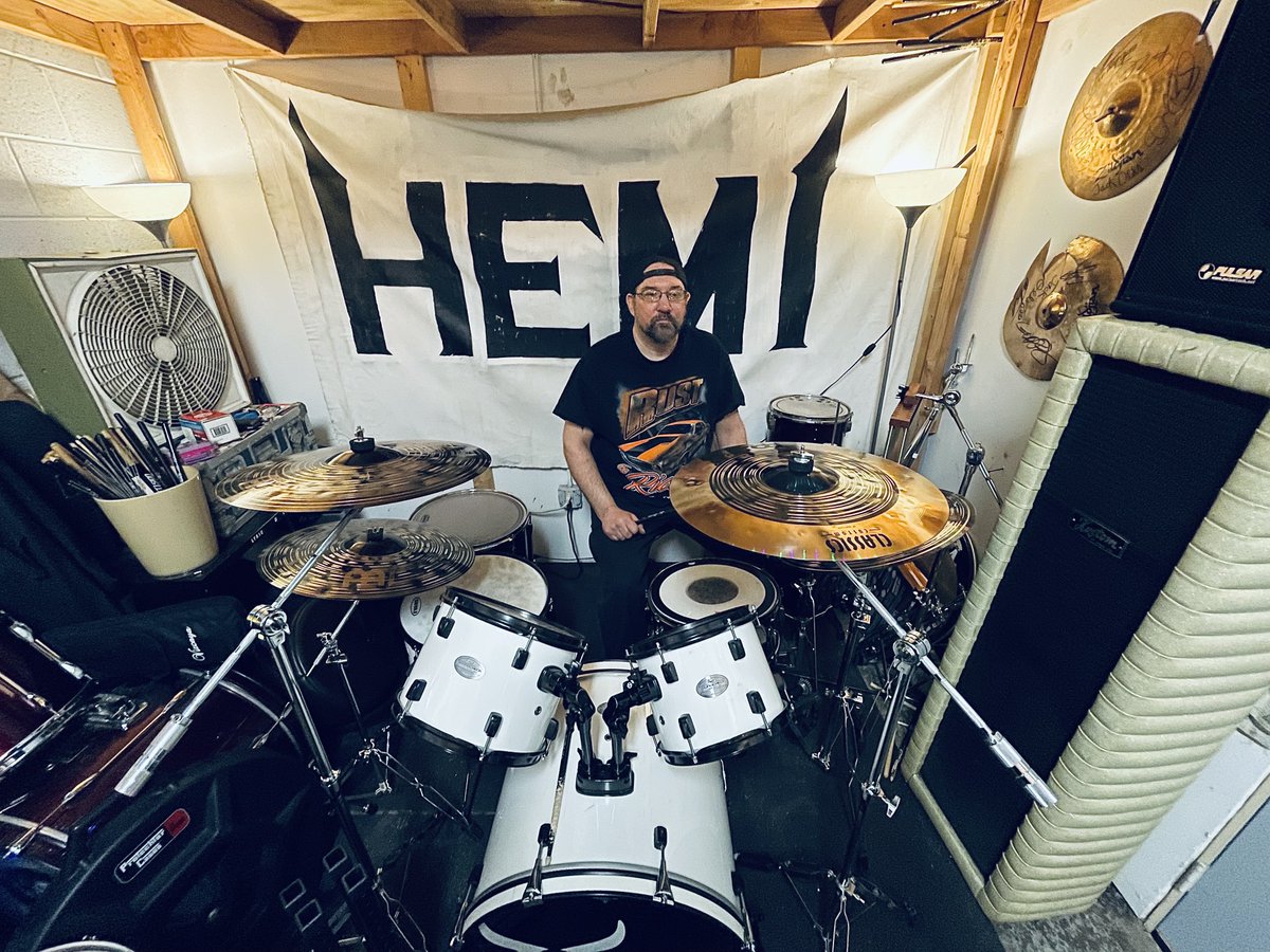 Happy Birthday to the legend himself, our drummer Gup! 

Have a great day brother!

@gupsdrums 

#HEMI
#HEMIMUSIC