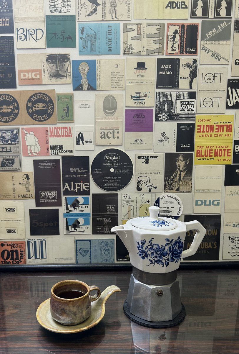 sasukejazz0033's tweet photo. 自宅でジャズ喫茶気分…☕️
マックス•ベネット(b)の初リーダー作"Hence!"(1955年録音)。当初10インチでリリースされ、これは12インチリイシュー盤。ジャケはバート•ゴールドブラットの作品。"I'll Never Smile Again"のベースラインやヘレン•カー(vo)の歌声が魅力的🎙️♫
#MaxBennett #Hence! https://t.co/I6UGyY5b5O