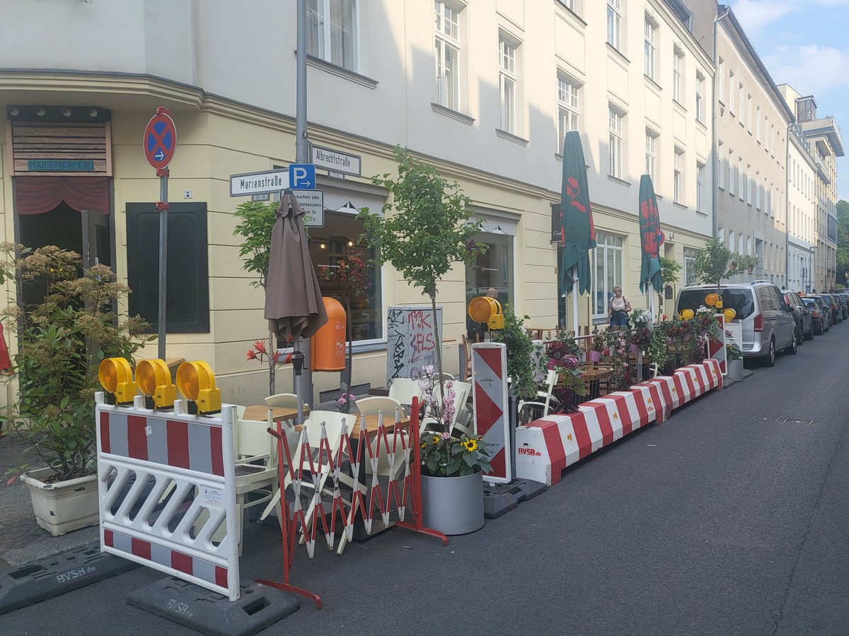 Storch_i's tweet photo. In der Albrechtstraße in Berlin haben die Grünen ca. 20 Parkplätze vernichtet! 

Ach, nein, es sind Gastronomen, die die Fläche für die Bewirtung von Gästen nutzen, damit hohe Umsätze erzielen &amp; die gesamte Straße aufwerten. https://t.co/1tyOYgHJbp