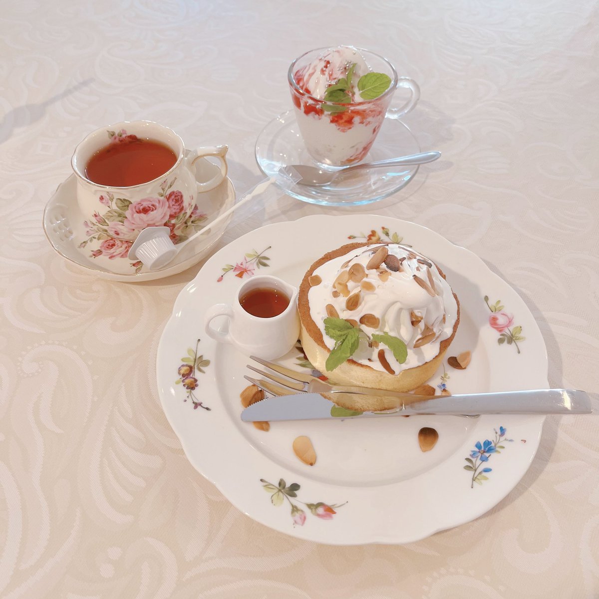 「ティーサロン 紅茶が大好きなニナスのものでうれしかった(  › ·̮ ‹  )」|૮ . ̫ . ა ⸝꙳のイラスト