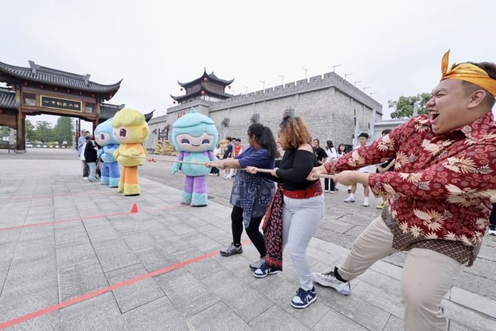 InsightNingbo's tweet photo. 🌺🚴⛵️Get ready for a wild adventure as the 3 mascots of the Hangzhou #AsianGames take you on a tour of Fenghua district in #Ningbo. 🥳Join the excitement as they spread joy and celebrate the upcoming event with locals. Let’s follow in their footsteps👣! #FuninNingbo https://t.co/hn7khMxZ0m