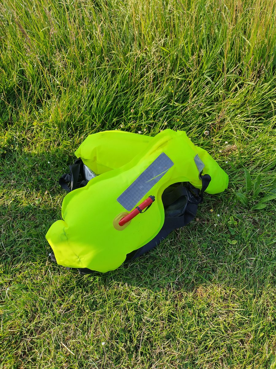 Zojuist snelle reddingsactie Beneden Merwede thv #Hardinxveld. Persoon overboord van binnenvaartschip. Snel door bemanning ander schip uit het water gehaald. Reddingsvest redt levens! #zeroincidents <a href="/Rijkswaterstaat/">Rijkswaterstaat</a> <a href="/BrandweerZHZ/">Brandweer Zuid-Holland Zuid</a>