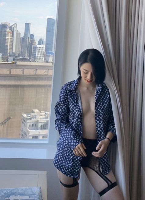 中石油女主身著胡書記的衣服就是奶看😀😀😜
拍攝者：脫光衣服的胡書記