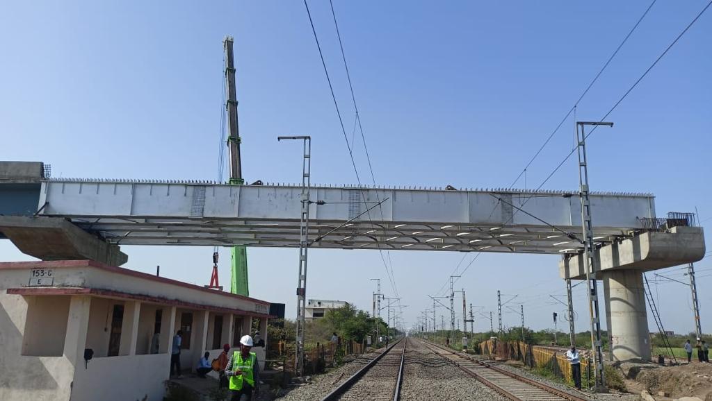 dfccil_india's tweet photo. 2 girder launches were carried out in a 2.5 hr shadow block over WDFC on 07.06.23:
✅ 36 m Composite Girder for Road Over Bridge (ROB) in lieu of LC 153 in Gujarat’s Surat district
✅71.1 m span Open Web Girder for ROB 166 in Gujarat’s Bharuch district. #levelcrossingfreedfc https://t.co/hQTSN7j6TL