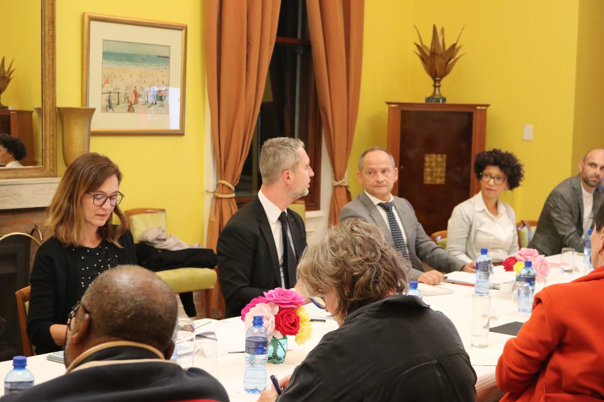 FrenchEmbassyZA's tweet photo. The Friends of the French Institute and Ambassador designate David Martinon held a meeting to discuss past projects, upcoming events and what the French culture programme in South Africa holds for the rest of 2023 🇿🇦🤝🇫🇷

@if_southafrica https://t.co/qtWZDJepCL