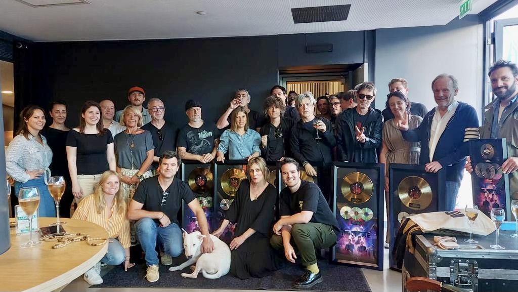 indochinetwitt's tweet photo. Hier, remise du disque d’or et vidéo triple platine pour #CentralTour - le film, avec toute l’équipe de Sony Music. Merci à tous ! https://t.co/eEmkbIT9tK