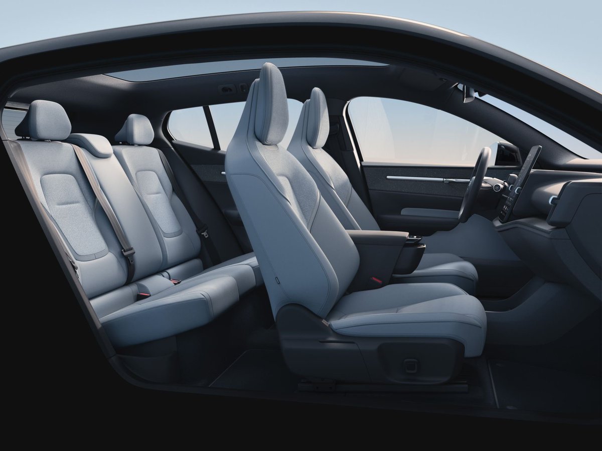 cduchatelle's tweet photo. Très fier d’annoncer le lancement officiel du nouveau Volvo EX30 !
Un concentré de Volvo dans 4,23m.
100% électrique (jusqu’à 480km d’autonomie)
100% sécurité
Avec la plus faible empreinte carbone jamais atteinte par la marque.
Proposé à partir de 37500€ (hors bonus) https://t.co/JiOw2TTEyG