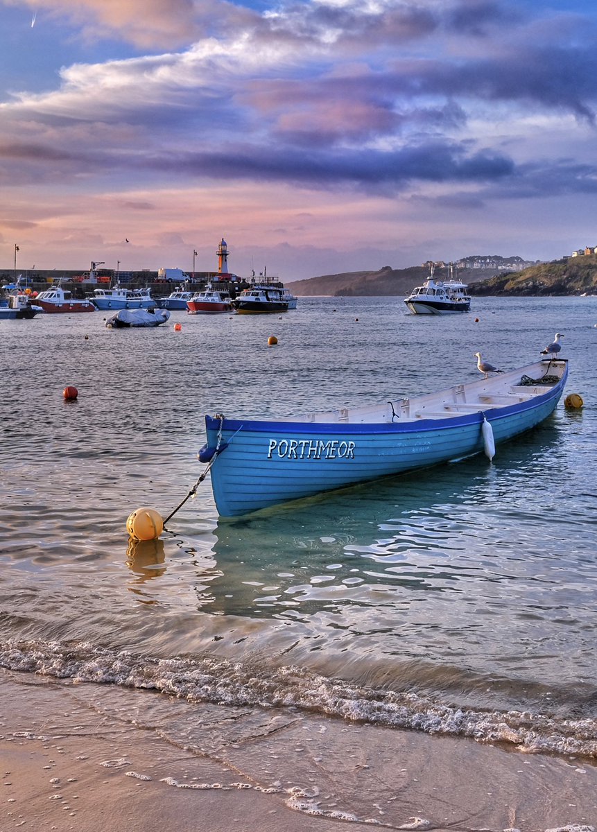 gemmak500's tweet photo. Harbour dawn light.
#cornwall #kernow #lovecornwall #uk #explorecornwall #cornishcoast #sea #ocean #visitcornwall #stives #stivescornwall #sky #marine #sunrise #stivesbay #morning #cloud #quay #wharf #architecture #dawn #harbour #boat #pilotgig #gig #rowing @beauty_cornwall https://t.co/wSxg502Kzu