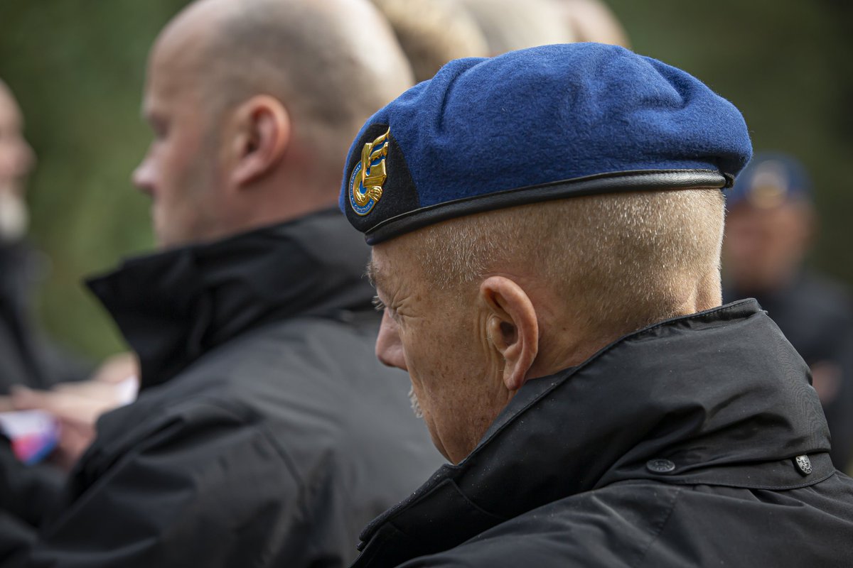 Vandaag herdenken we politiemensen die tijdens hun werk zijn omgekomen, door een ongeval of door geweld. Jaarlijks houdt de politie een herdenkingsceremonie in de Tuin van Bezinning. Wij zijn met onze gedachten bij de nabestaanden die hun dierbaren moeten missen.
#politie ⚫🔵⚫