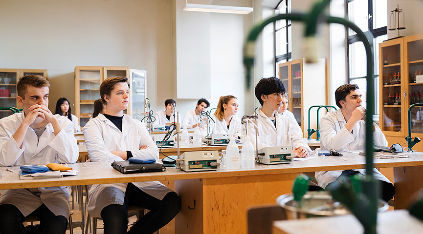 Rektorer har ofta dålig insyn i lärarnas betygssättning. Det visar vår granskning av 30 kommunala och enskilda gymnasieskolor. Rektorernas svaga insyn riskerar att leda till olikvärdiga betyg. #betyg #skola #utbpol bit.ly/3MOxVsY
