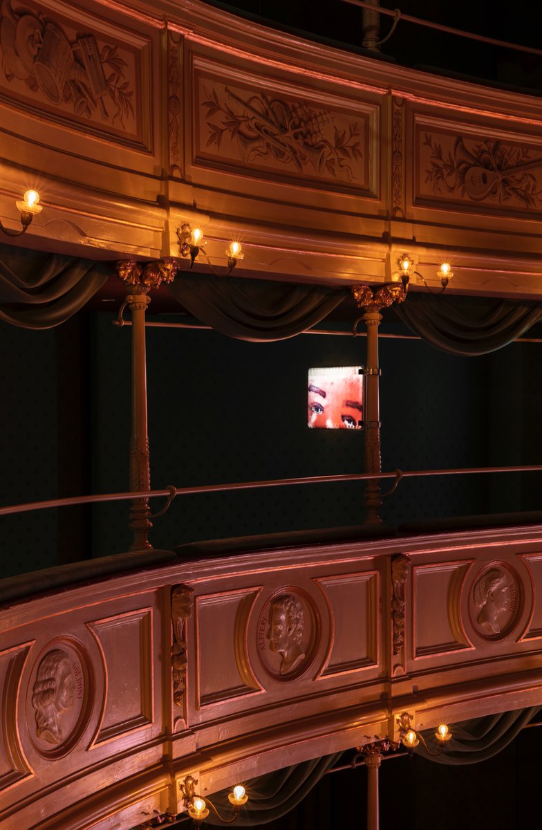 Installate in questo teatro-bomboniera, le opere di Marcon girano su se stesse come ballerine in un ipnotico carillon, evocando i micromondi di Cornell, le fantasie di Collodi e Carroll, e i cosiddetti “dramoletti” di Bernhard, da cui l’esposizione prende il titolo.