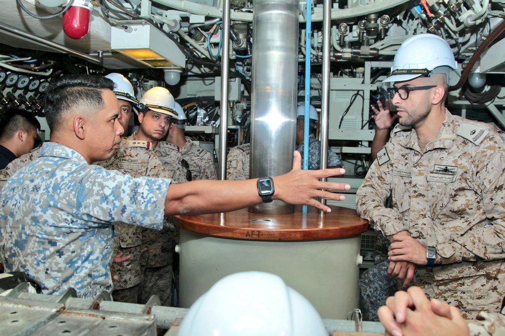 RMN_Subs's tweet photo. Lawatan Tentera Laut Diraja Arab Saudi pada 7 & 8 Jun 23. Kehadiran delegasi disambut oleh Panglima Angkatan Kapal Selam dan Pegawai Kanan AKAS TLDM
#tldm_rasmi
#LongTermFriendship
#NavyNews https://t.co/6rSUfq2LcK