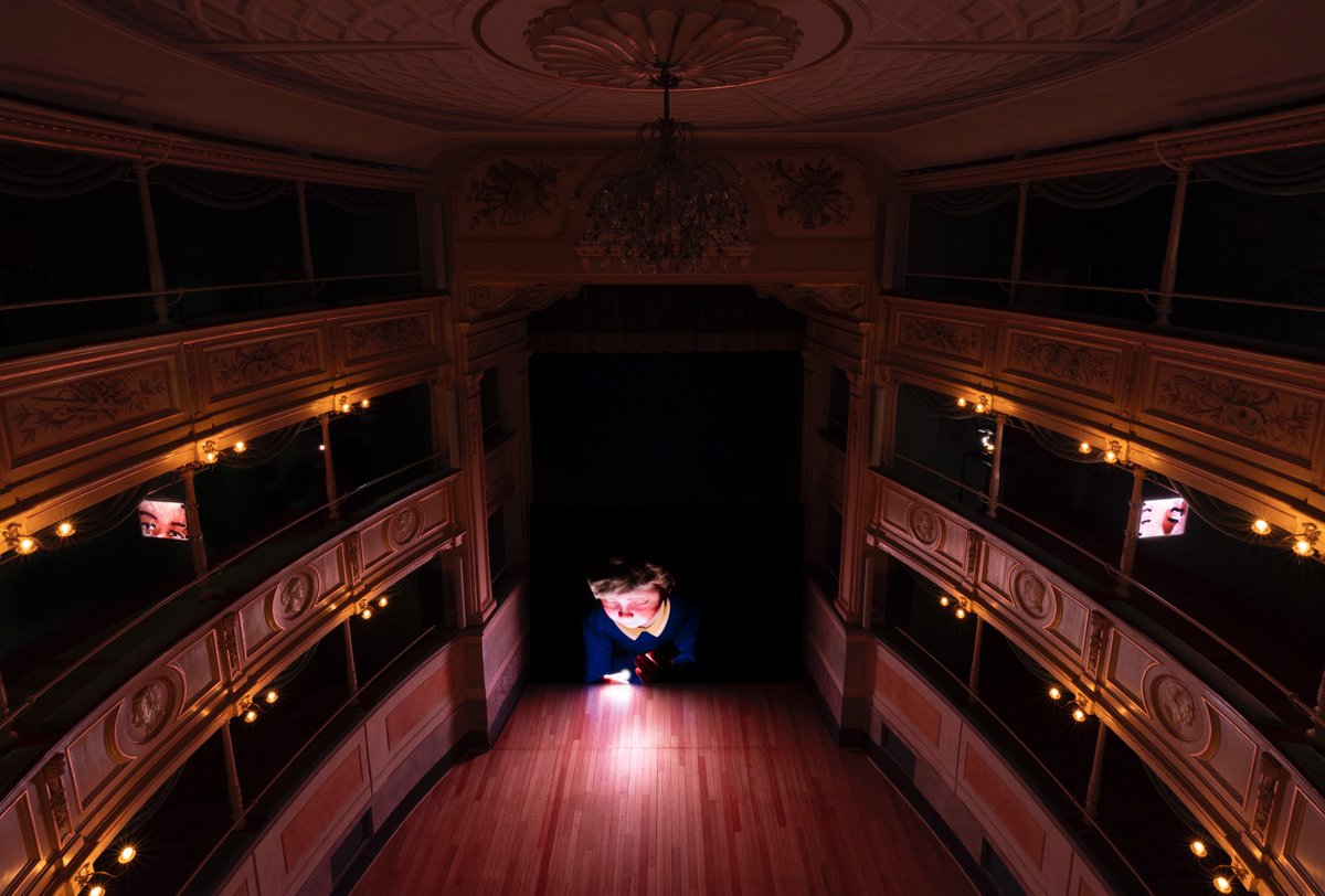 Reso famoso dagli spettacoli di burattini dei Fratelli Colla, e poi da Paolo Grassi e Umberto Simonetta, il Teatro Gerolamo conserva ricordi di racconti fiabeschi e atmosfere incantate che trovano un’inquietante simmetria nelle opere di Diego Marcon.