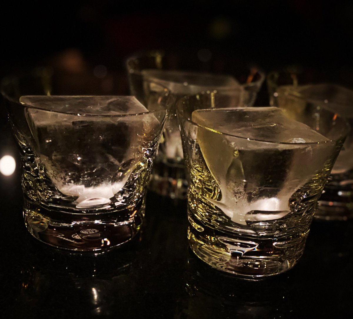 NWhitelabel's tweet photo. ウイスキーロック...。

少しずつ加水され、
お酒たちはゆっくりと香りが開いていき
色々な顔を見せてくれます。

是非、五感で体験してみて下さい。

#bar #オールドボトル #vintagebottle #葉巻 #cigar #東京 #会員制 #六本木 #roppongi #tokyo #whisky #cocktail #cognac #銀座 #ginza https://t.co/sGOPzo4Ewk
