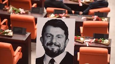 MuhittinKarkin's tweet photo. Emekçilerin seçtiği bir vekilin meclise sokulmaması karşısında harekete geçmeyen işçi sendikaları yöneticileri emekçileri temsil edemez. https://t.co/AbbELMbc59