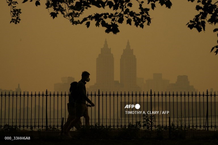 AFPphoto's tweet photo. Canada wildfires shroud New York in apocalyptic haze. #AFP 
📸 @timothyaclary 
📸 @angelaweissfoto https://t.co/dXoGB51aQw
