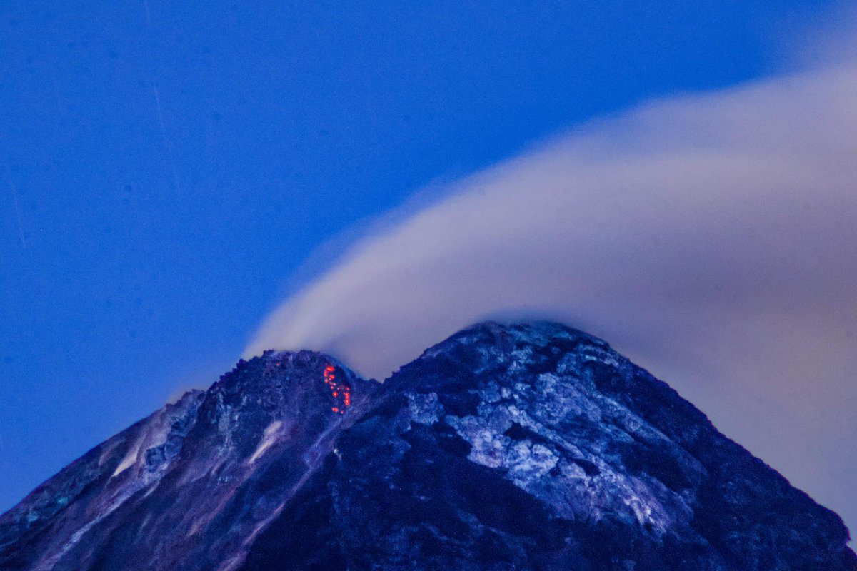 PhilippineStar's tweet photo. CRATER GLOW AT MAYON 

A resident of Sto. Domingo, Albay witnessed a faint crater glow at the summit of Mayon Volcano at 4:40 AM on Tuesday, two days before Phivolcs placed Mayon under Alert Level 3 on Thursday, June 8, 2023. (Photos courtesy of Erickson Balderama) https://t.co/rr2qpmpRvk