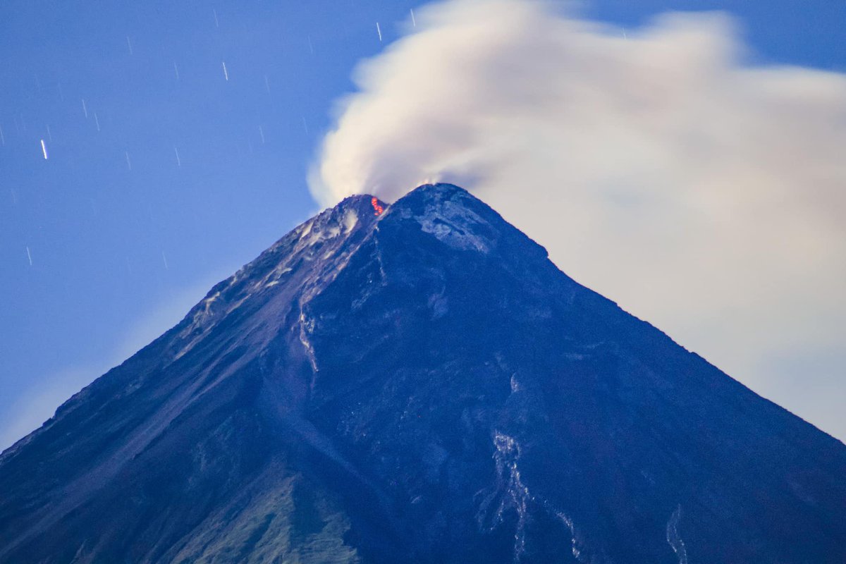 PhilippineStar's tweet photo. CRATER GLOW AT MAYON 

A resident of Sto. Domingo, Albay witnessed a faint crater glow at the summit of Mayon Volcano at 4:40 AM on Tuesday, two days before Phivolcs placed Mayon under Alert Level 3 on Thursday, June 8, 2023. (Photos courtesy of Erickson Balderama) https://t.co/rr2qpmpRvk