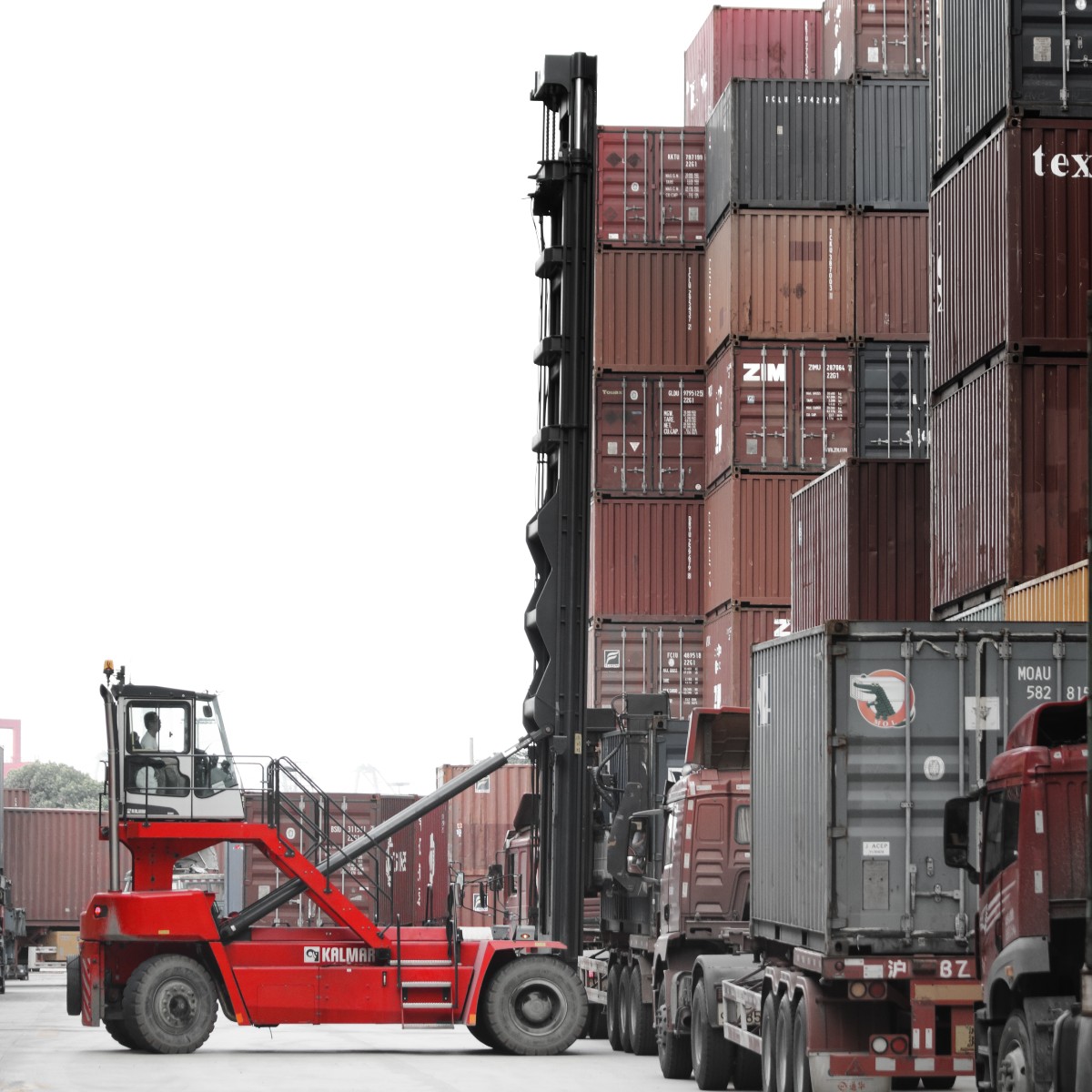 Kalmarglobal's tweet photo. #Kalmar has secured an order to supply @AccessWorldLSP with four Kalmar #Eco #reachstackers and two Kalmar #Essential empty container handlers for deployment at their new Durban container terminal in South Africa.
Read more here: https://t.co/nmBjtgwHMY https://t.co/X2CHbSEGy2
