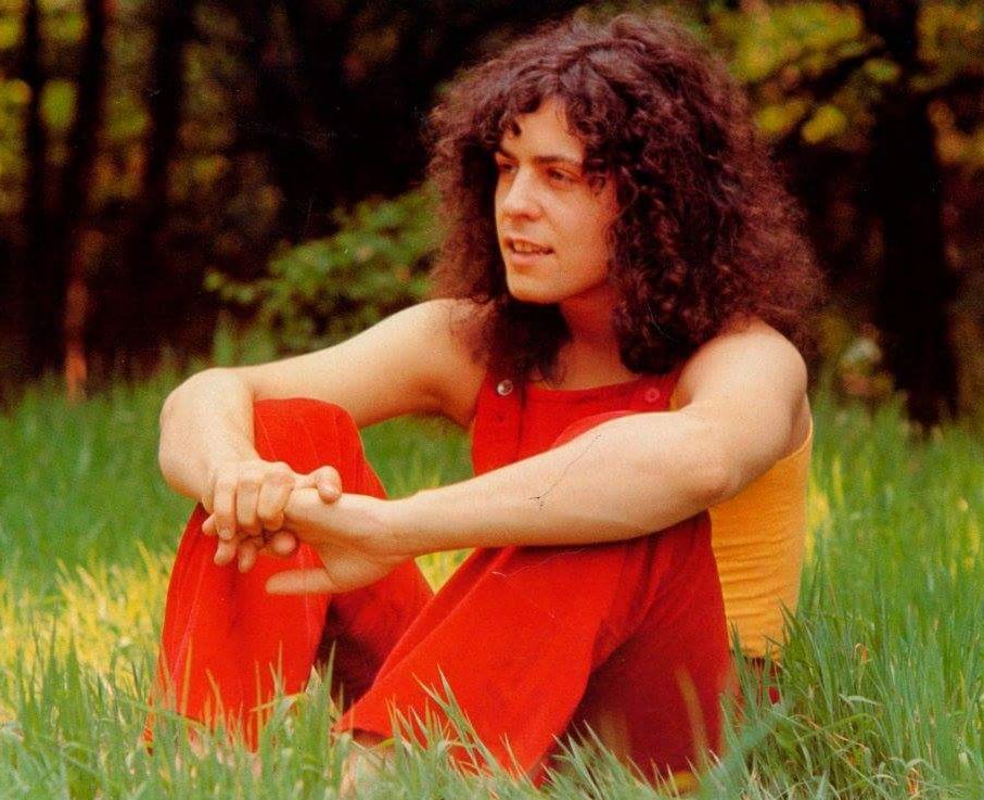 jackellyreed's tweet photo. MARC BOLAN ~ T. Rex
1970 June   Hampstead Heath
Marc with his Les Paul, by Barrie Wentzell.
Barrie said: "Marc calls me and says he's found the
'Love of my life, a Gibson Les Paul electric guitar'."

🎸"Ride A White Swan" https://t.co/Lk331bjeYB
#marcbolan    @FatOldAnarchist https://t.co/qv0qKjZF2e