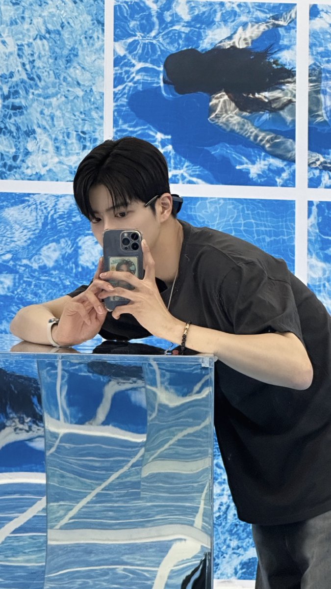 JWiiverofficial's tweet photo. [#채가호]

저번주에 친구랑 데이비드 호크니 전시회 갔다왔는데 사진 보여주고 싶어서 왔어유📸
여러분도 전시회 자주 가요?😗?

#JWiiver #제이위버 #채가호 #ChaeGaho https://t.co/4iJE0y3cO5