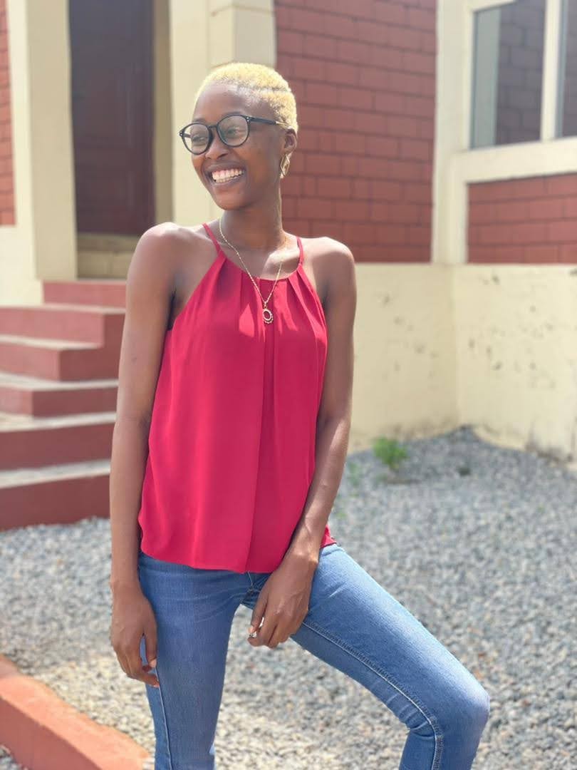 Oluwafunkeee's tweet photo. Once upon a time, a blonde 😁 https://t.co/D21kFpvjFj