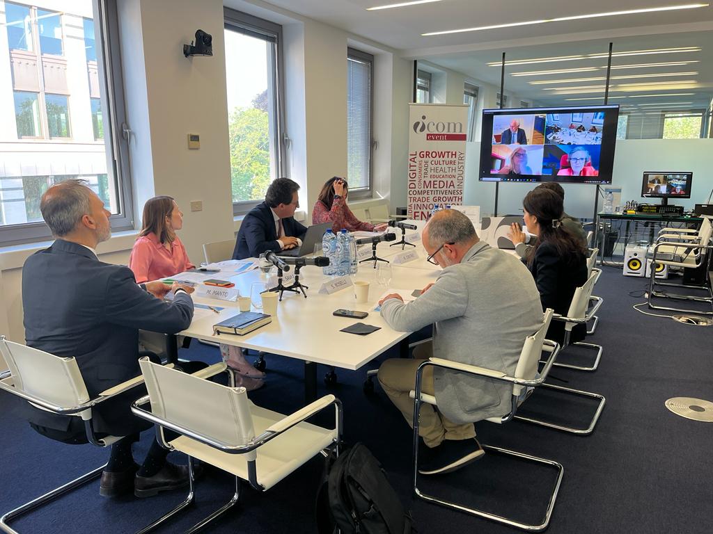 ICompetitivita's tweet photo. 📢 "LA NUOVA #STRATEGIA FARMACEUTICA ALL’INTERNO DELL’APPROCCIO #UE ALLA #SALUTE. L’impatto sul sistema italiano".

Ne parliamo ora al tavolo rosso📍e dalla sede @IComEurope di Bruxelles con @MassimoPronio (@europainitalia) @stefano_vella (@Unicatt) e numerosi altri ospiti 👇 https://t.co/ESziLl2wqo