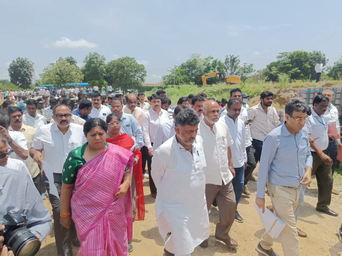 MALimbavali's tweet photo. ಇಂದು ವಿವಿಧ ಕಾಮಗಾರಿಗಳನ್ನು ವೀಕ್ಷಣೆ  ಮಾಡಲು ಮಹದೇವಪುರ ವಿಧಾನಸಭಾ ಕ್ಷೇತ್ರದ ಯಮಲೂರಿಗೆ ಆಗಮಿಸಿದ ಮಾನ್ಯ ಉಪ ಮುಖ್ಯಮಂತ್ರಿಗಳಾದ ಶ್ರೀ @DKShivakumar ಅವರನ್ನು ಸ್ವಾಗತಿಸಲಾಯಿತು.

ಬಳಿಕ ಯಮಲೂರು ದಿವ್ಯಶ್ರೀ ಬಳಿಯ ಬೃಹತ್ ಮಳೆ ನೀರುಕಾಲುವೆ ಕಾಮಗಾರಿಯನ್ನು ಮಾನ್ಯ ಉಪಮುಖ್ಯಮಂತ್ರಿಗಳಾದ ಶ್ರೀ ಡಿ.ಕೆ. ಶಿವಕುಮಾರ್
1/2 https://t.co/1poZhg6o4C