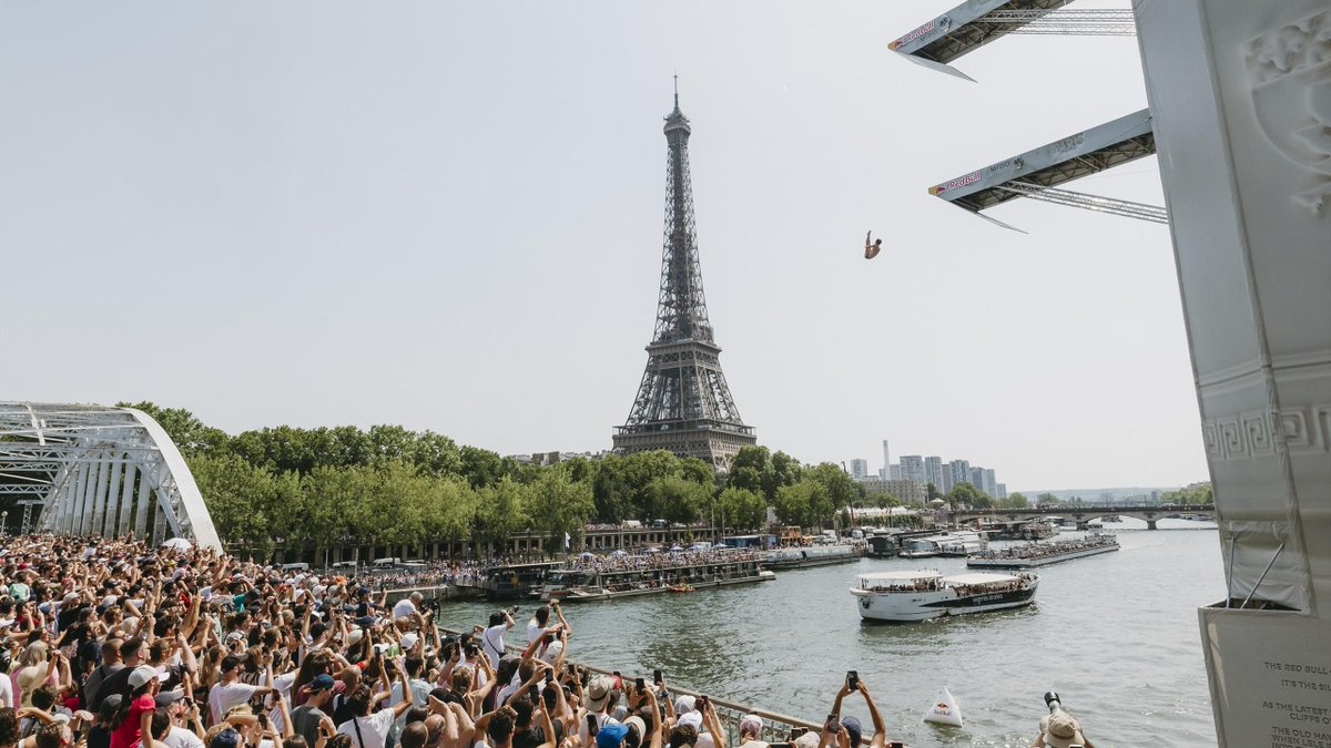 Le concours de saut RedBull Cliff Diving revient à Paris le 18 juin prochain 🇫🇷

L'événement accueillera les meilleurs plongeurs, qui sauteront autour de la Tour Eiffel de 27 mètres de haut.