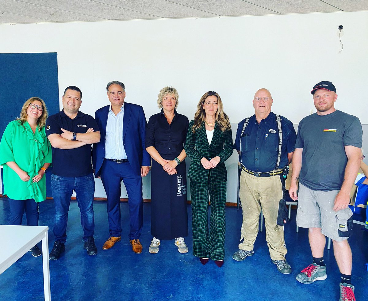 Opening van leerwerkplaats De Steigers in Schiedam door minister Yeşilgöz-Zegerius van Justitie en Veiligheid. 

Samen met andere ondernemers aanwezig om in gesprek te gaan over de toekomst! 💪🍀

ℹ️ Meer info: 
schiedam.nl/nieuws/ministe…