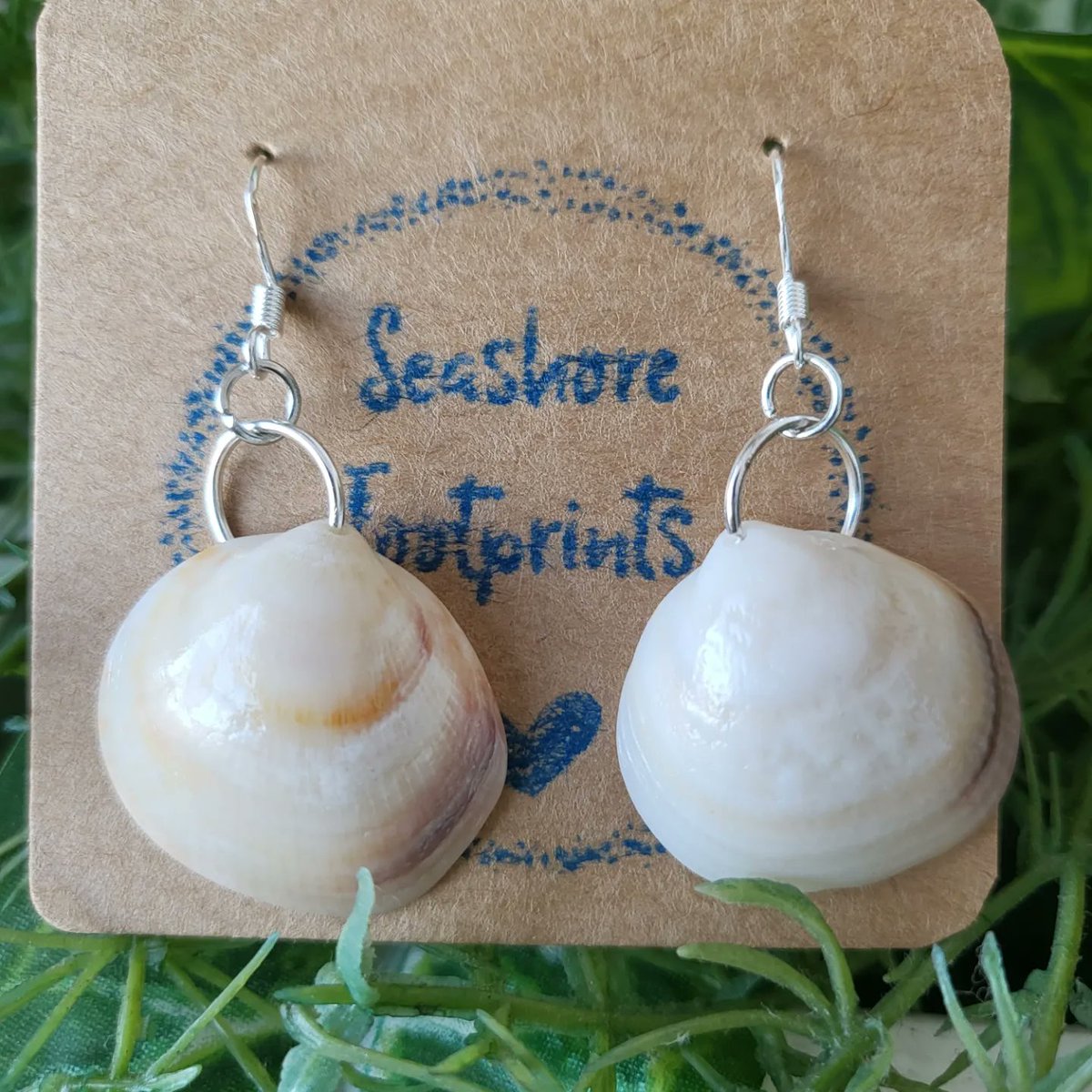 Katrinashells's tweet image. Add some love to your summer outfits with these pretty shell earrings. 
All handmade and  available on my etsy store. I can giftwrap too for that special touch. 
Ideal gift idea 🥰
#mhhsbd #beachlife