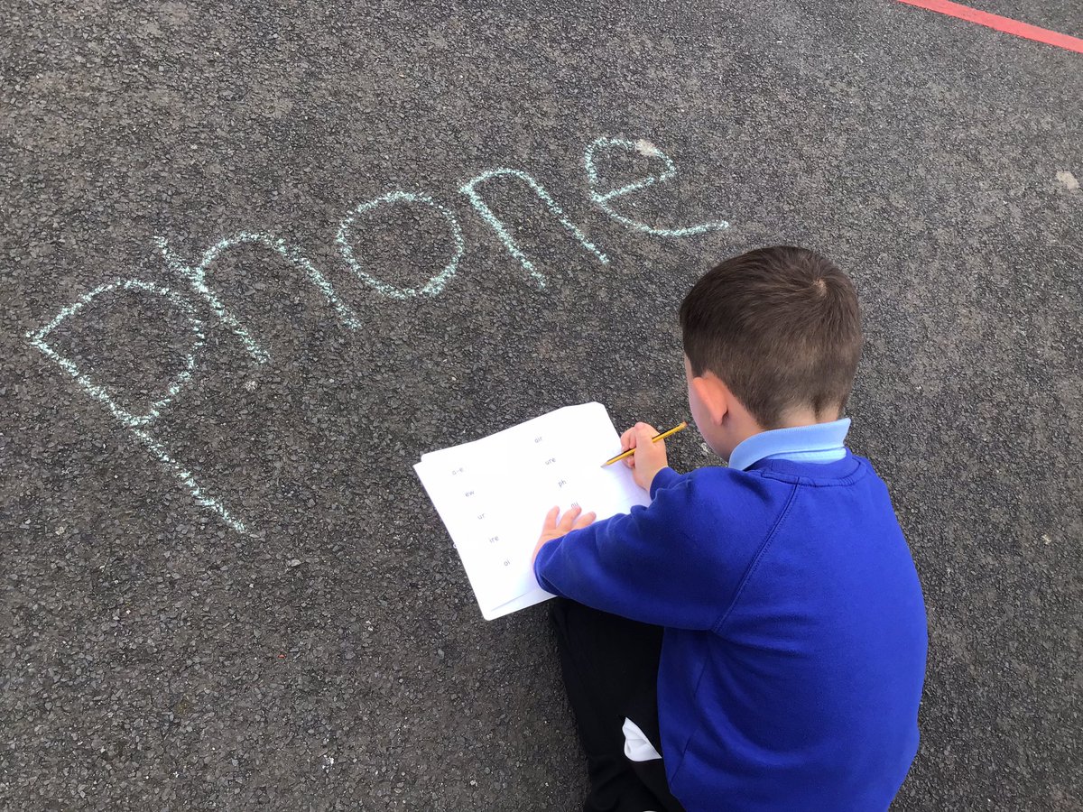 Day 2 of Year 1’s Phonics Bootcamp… We sorted real and alien words into the trash or treasure box then went outside for a fun phoneme hunt on the yard! I must say, the children are REALLY impressing me with their reading skills this week📚 @simonsideschool