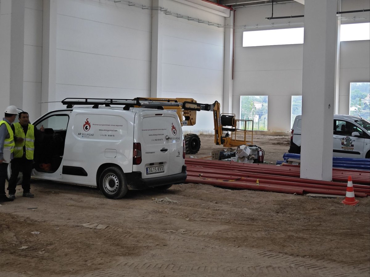 AB_Seguridad's tweet photo. ➡️Empezamos un gran proyecto de #ProtecciónContraIncendio en una nueva nave industrial de grandes dimensiones cerca de Barcelona.

Como especialistas en instalación y mantenimiento de sistemas #PCI, nos ponemos en marcha para preparar este recinto a prueba de cualquier incidente https://t.co/NXpNqcTdG8