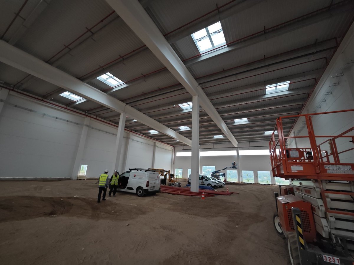 AB_Seguridad's tweet photo. ➡️Empezamos un gran proyecto de #ProtecciónContraIncendio en una nueva nave industrial de grandes dimensiones cerca de Barcelona.

Como especialistas en instalación y mantenimiento de sistemas #PCI, nos ponemos en marcha para preparar este recinto a prueba de cualquier incidente https://t.co/NXpNqcTdG8