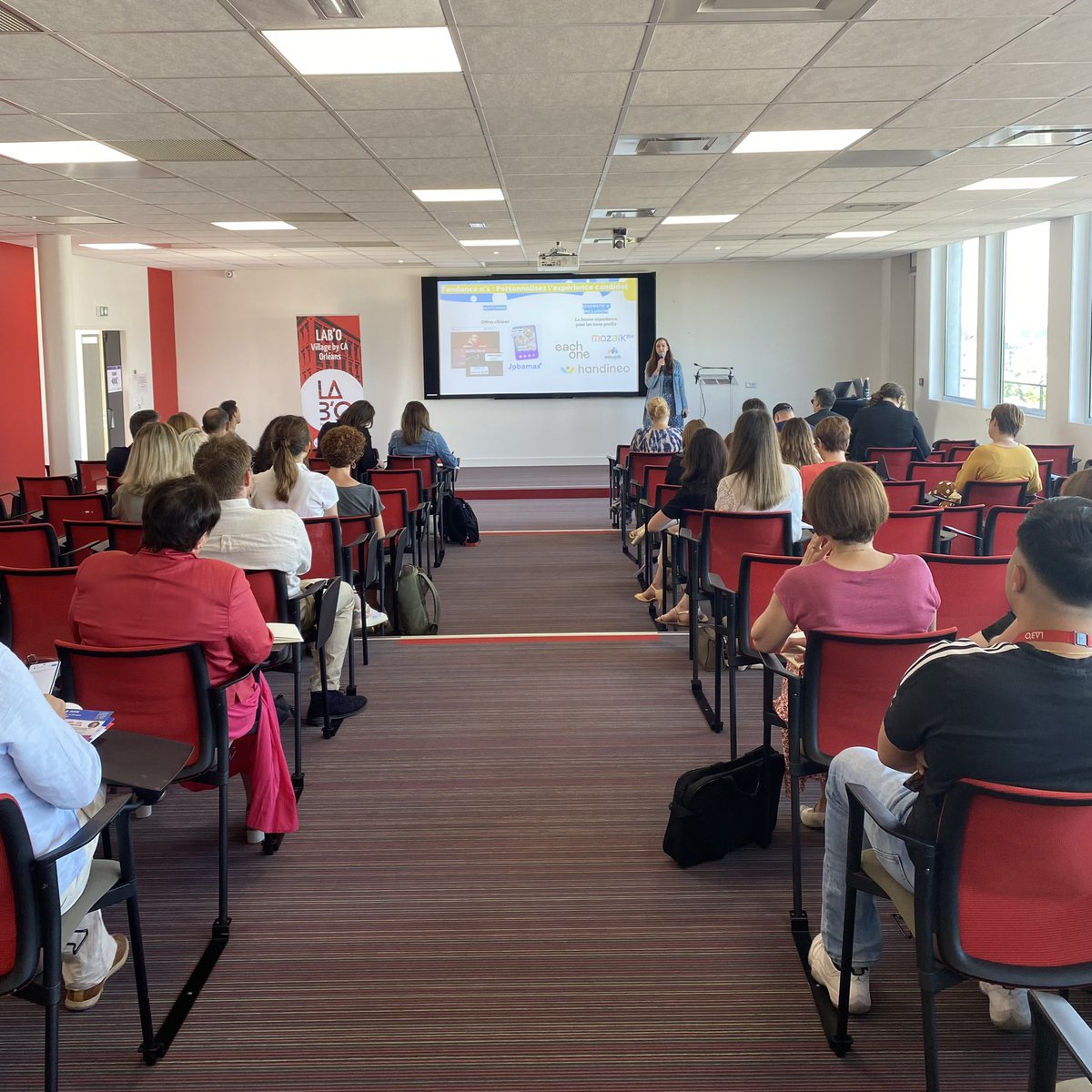 Première thématique : Recruter, fidéliser, engager.  

s’adapter aux nouvelles réalités ? Pour débuter cette thématique, Sophie Loeuilleux présente une conférence sur les grandes tendances RH, suivie de 4 ateliers pour approfondir cette matinée sur l'innovation dans la Rh .