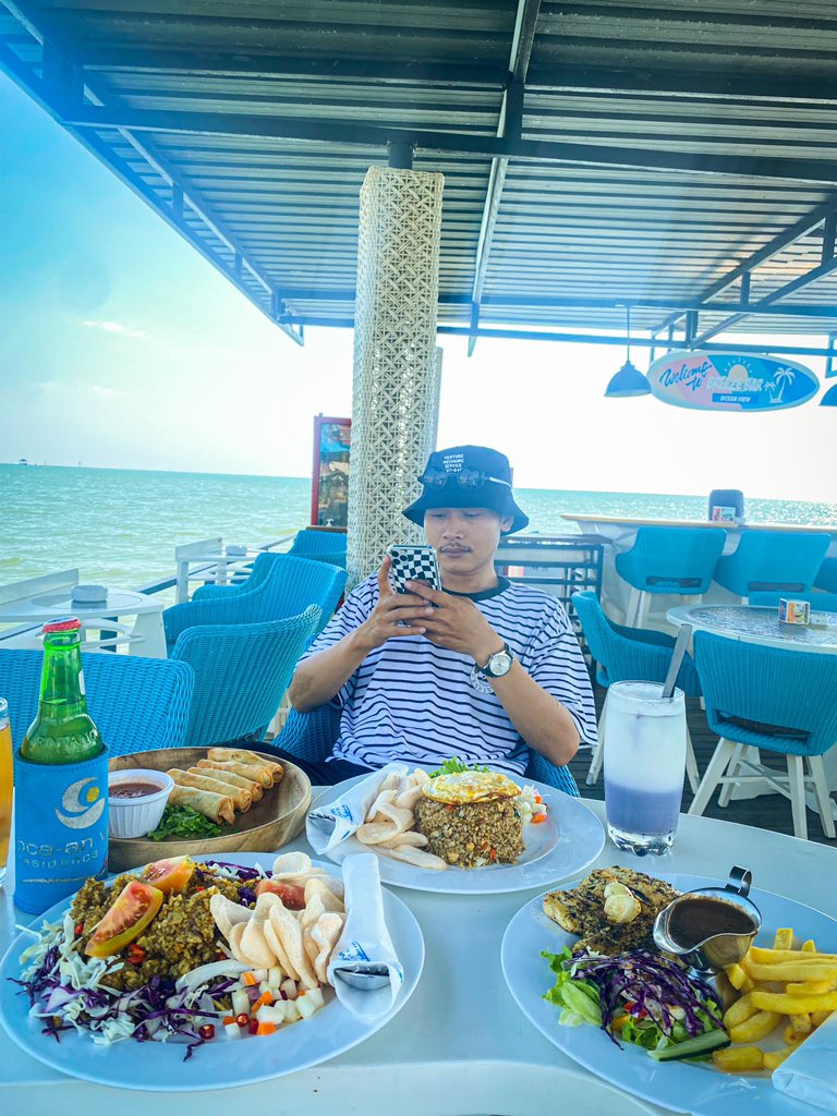 SimpullKacaw's tweet image. Makan siang dulu gak si?