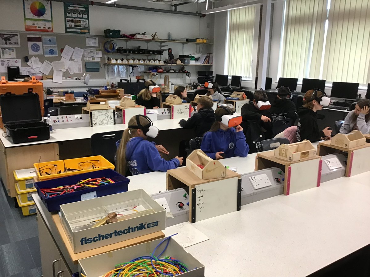 FATech_Ed's tweet image. A huge welcome to our new S1 pupils visiting us for their transition trip. They thought they were just coming to the department but they ended up in the polar icecaps, the pacific garbage patch looking at the effect of poor design oh and a trip to Mars #DesignInContext @ClassVR