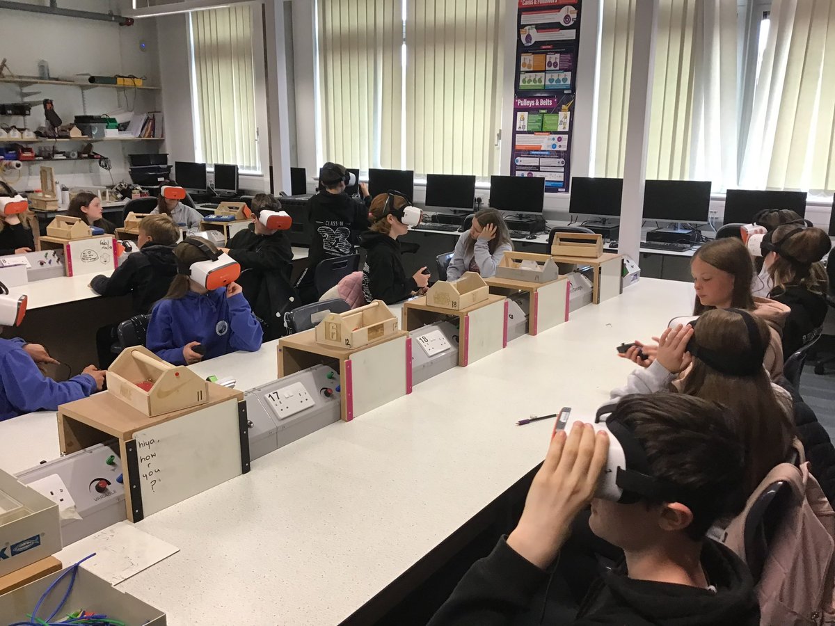 FATech_Ed's tweet image. A huge welcome to our new S1 pupils visiting us for their transition trip. They thought they were just coming to the department but they ended up in the polar icecaps, the pacific garbage patch looking at the effect of poor design oh and a trip to Mars #DesignInContext @ClassVR