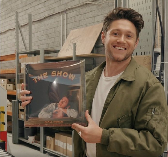 NiallHSPN's tweet photo. Buenos días, porque esta noche estará disponible THE SHOW, el tercer álbum de estudio de @NiallOfficial 🤩❤️

¿Qué canción tenéis más ganas de escuchar? 
Nosotras ya tenemos nuestras favoritas… 🤫 https://t.co/3Z30hQcHDT