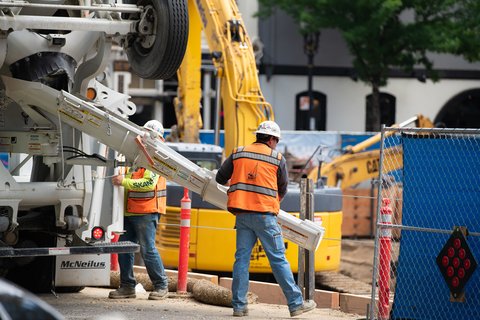 Increased risk of #hearingloss with a lower level of socioeconomic status. Income, type of work and economic status of living area influence the risk and prevalence of hearing loss, according to an #Australian study. shorturl.at/dpW13