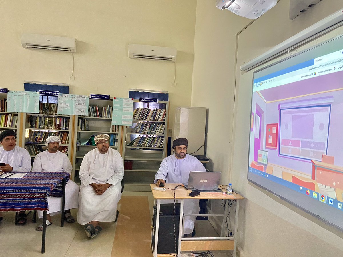 ختام رائع لإسبوع الإنماء المهني في الجلسة الثانية تألقت فيها جماعة اللغة العربية بقيادة الأستاذ : فهد بن بطي الشندودي / المعلم الأول والتي جاءت بمسابقة لغوية شيقة جابت بحار اللغة العربية بعذب مفرادتها.
<a href="/dhr_moe/">تعليمية الظاهرة</a>