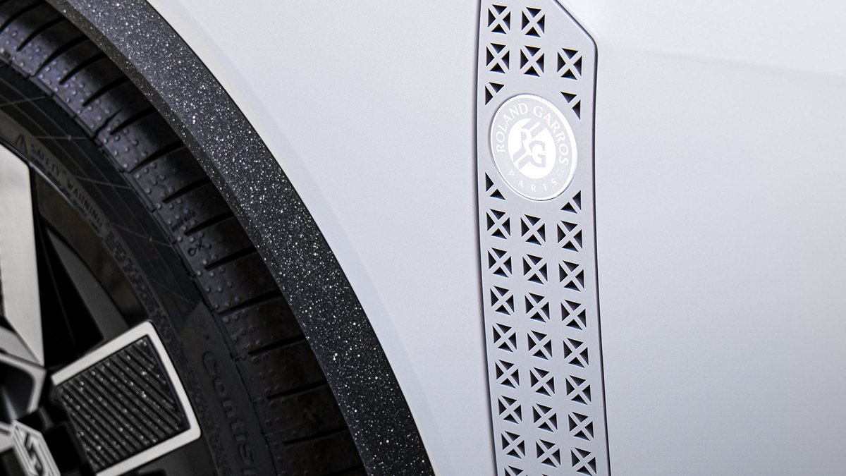 renault_fr's tweet photo. #Renault 5 #RolandGarros #ETech 100% #électrique Prototype : enveloppé de blanc satin métallisé et équipé de jantes anodisées bleues. sur les flancs, la Croix de Saint-André évoquant l’architecture du stade, accompagnée du logo Roland-Garros rétro-éclairé https://t.co/ERhxu1y4UR