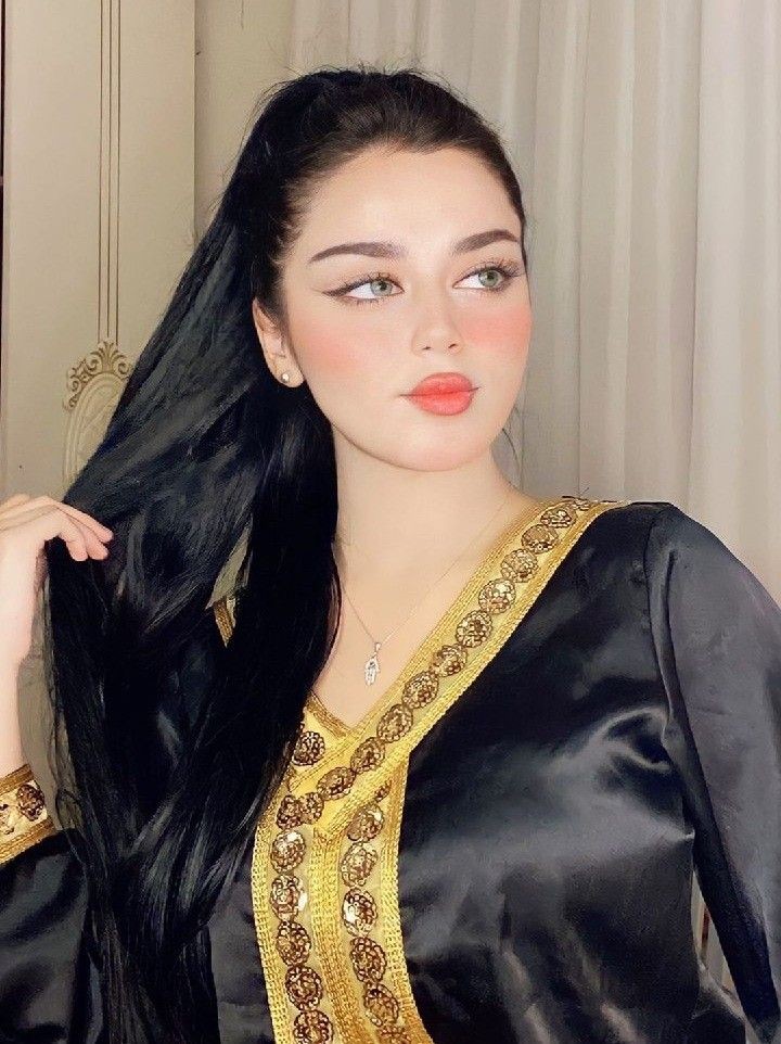 جميلٌ ﺄن ﺄنثر گلمآتٌ تنآلُ إعجَآبَگم . . لگِنّ آلأجمَل ، !ﺄن ﺄجدَ " ﺄشخآصٌ " يشعروُن بهَآ . . حينهَآ ﺄشعُر بِ ﺄنّ لِگلمَآتي مَعنىَ… صًٻآﭸوُوُوُ