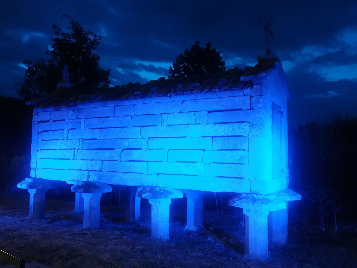 aena's tweet photo. 🛫 El #Aeropuerto de #ACoruña ilumina de azul su hórreo para sumarse al #DíaMundialDeLosOcéanos #WorldOceanDay 🌊. https://t.co/pxORG7hjVd
