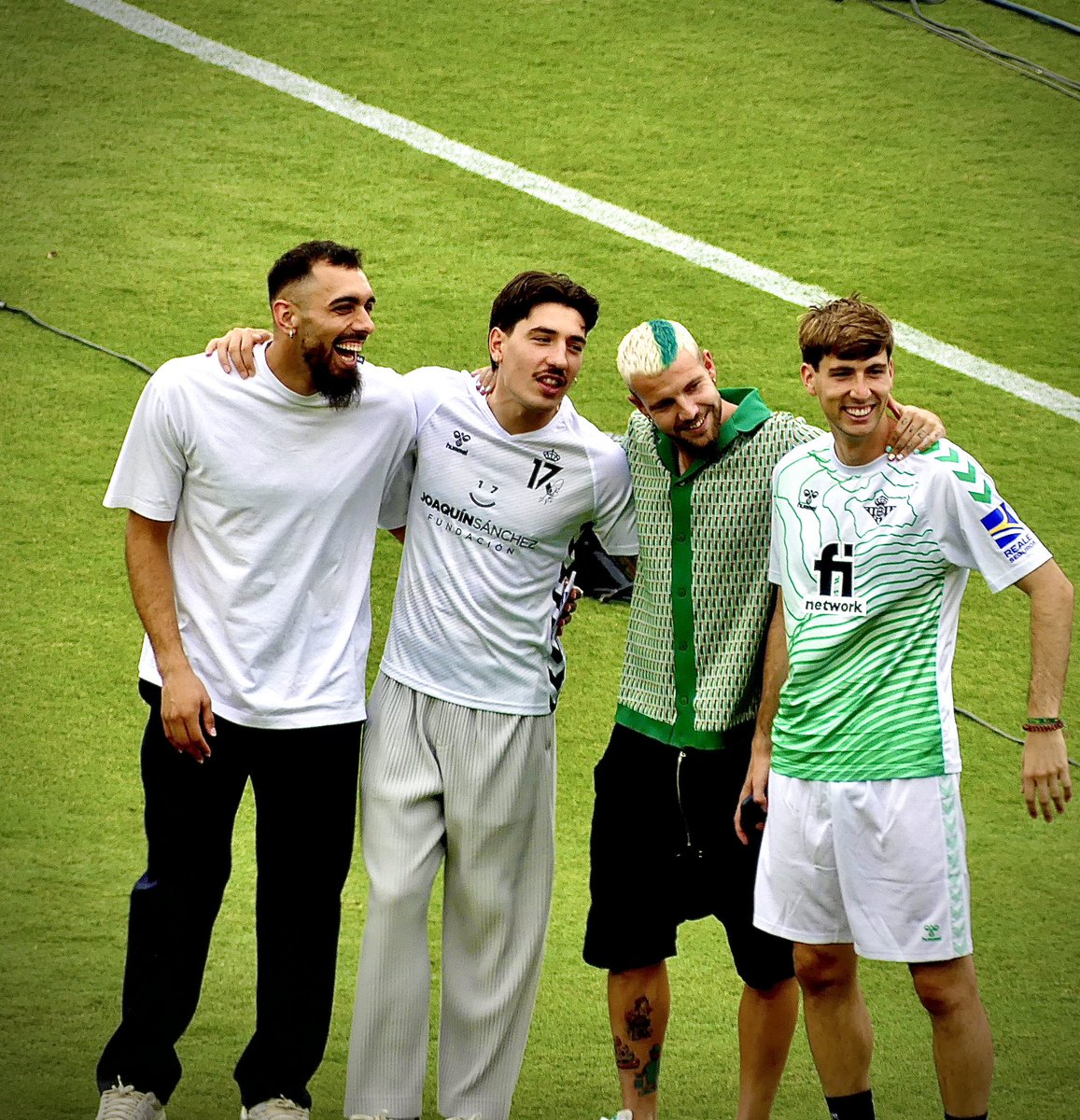 Version5punto0's tweet photo. Algo traman 😏….. @HectorBellerin @BorjaIglesias9 @aRuibal9 @JMirandaG19 🫶💚🤍
#Joaquin #Joaking #Betis #RealBetis #Cap17an #DespedidaJoaquín https://t.co/ZSRYKGrIkF
