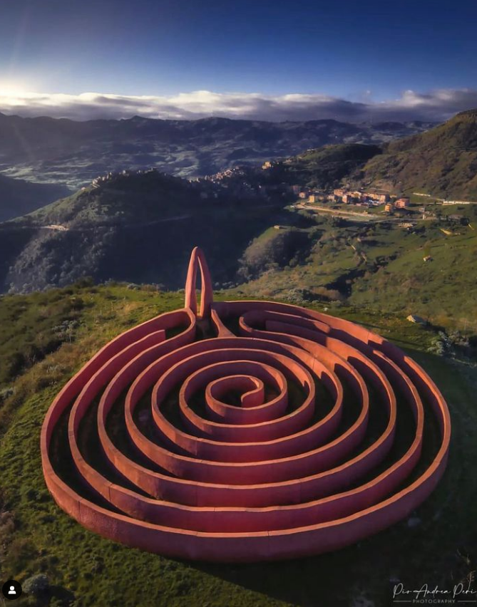 Un labirinto rosso in cui è possibile entrare gratuitamente e perdersi nelle sue geometrie. Avete mai sentito parlare del Labirinto di Arianna?
Un'opera realizzata da Lanfredini e posizionata in quel meraviglioso museo a cielo aperto che è Fiumara d'Arte.
ph Andrea Peri