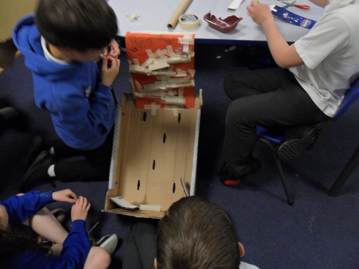 NectonY5's tweet photo. We have been having a fantastic science week so far, with a visit from @Science_Boffins on Monday and creating marble runs with @NectonY6 on Tuesday. https://t.co/o72uju77sR