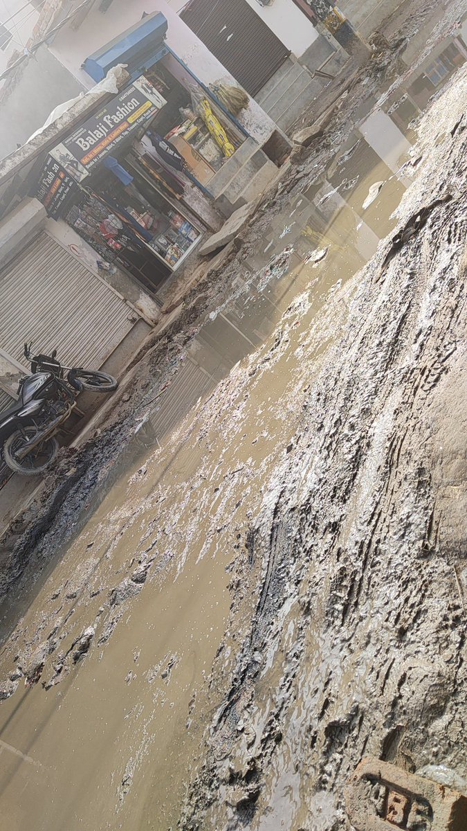 NeerajK1478's tweet photo. #किराड़ी विधानसभा दिल्ली के क्षेत्र वार्ड 39 में विकास कार्य इतना तेजी से हो रहा है कि 8 सालों में विधायक  ऋतुराज  मुख्यमंत्रीअरविंद केजरीवाल जी के नेतृत्व में पूरा किराड़ी नर्क बना रखा है इन्होंने हर तरफ  कीचड़ है पूरे रोड पर पानी भरा  है कोई ना कोई गाड़ी पलट रही @nitin_gadkari https://t.co/MbRReUzXpo